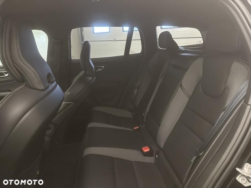 Volvo V60 B3 B R-Design - 21
