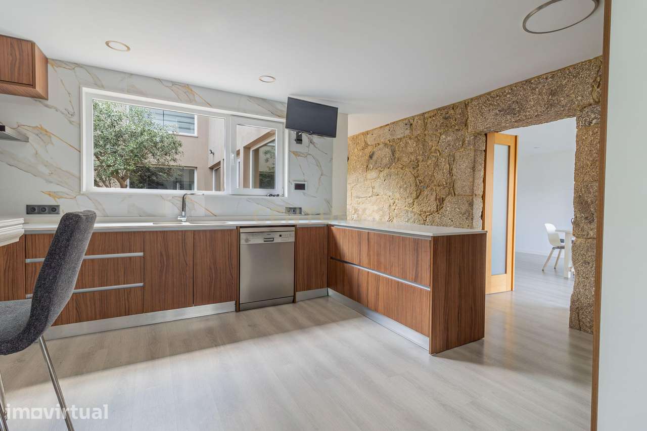 T5 com 3 Suites e Terreno com Rio | Natureza, Espaço e Conforto - Grande imagem: 4/53