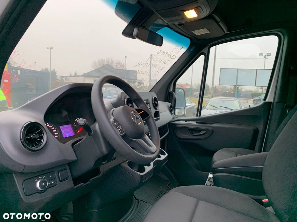 Mercedes-Benz Sprinter - 11