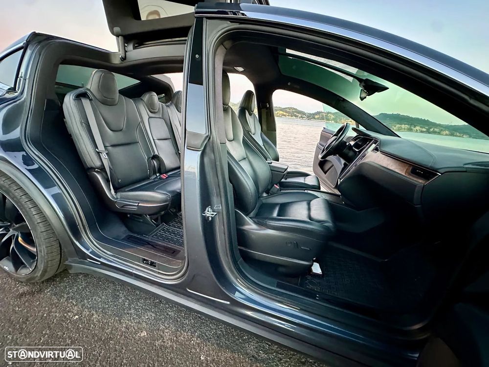 Tesla Model X - 18