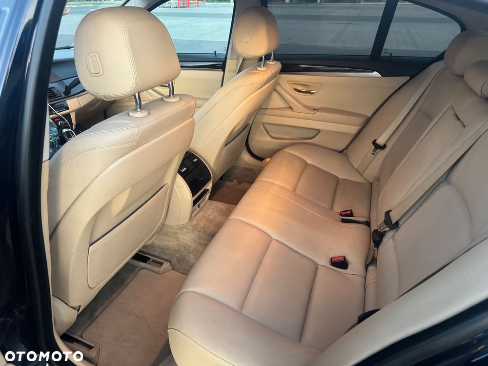 BMW Seria 5 528i xDrive Luxury Line - 7