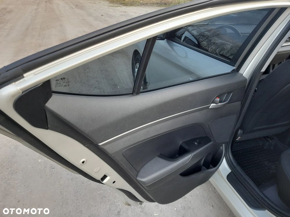 Hyundai Elantra 1.6 Classic Plus - 12