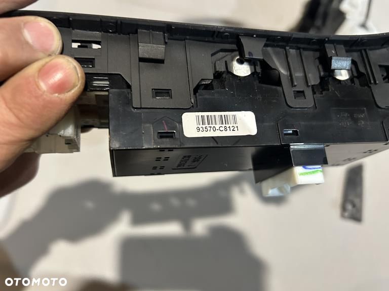 przełącznik szyb kierowca Hyundai i20 II 93570-C8121 - 5