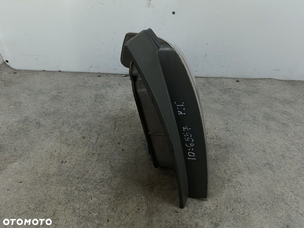 LAMPA TYLNA PRAWA TOYOTA COROLLA VERSO II FARBA - 3