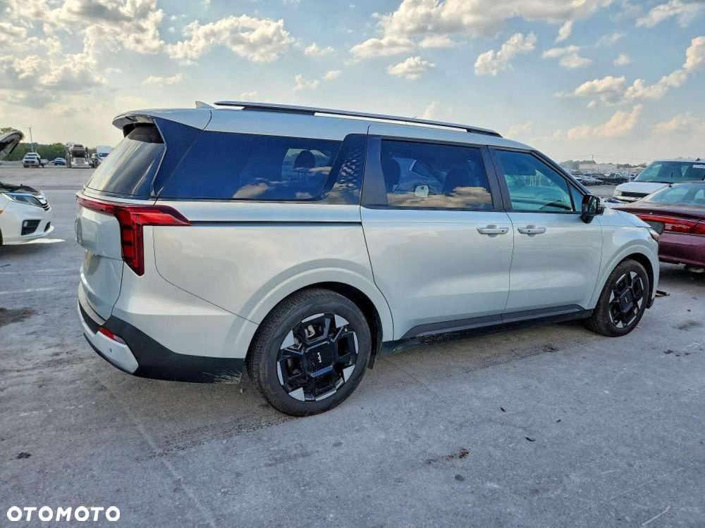 Kia Carnival - 7