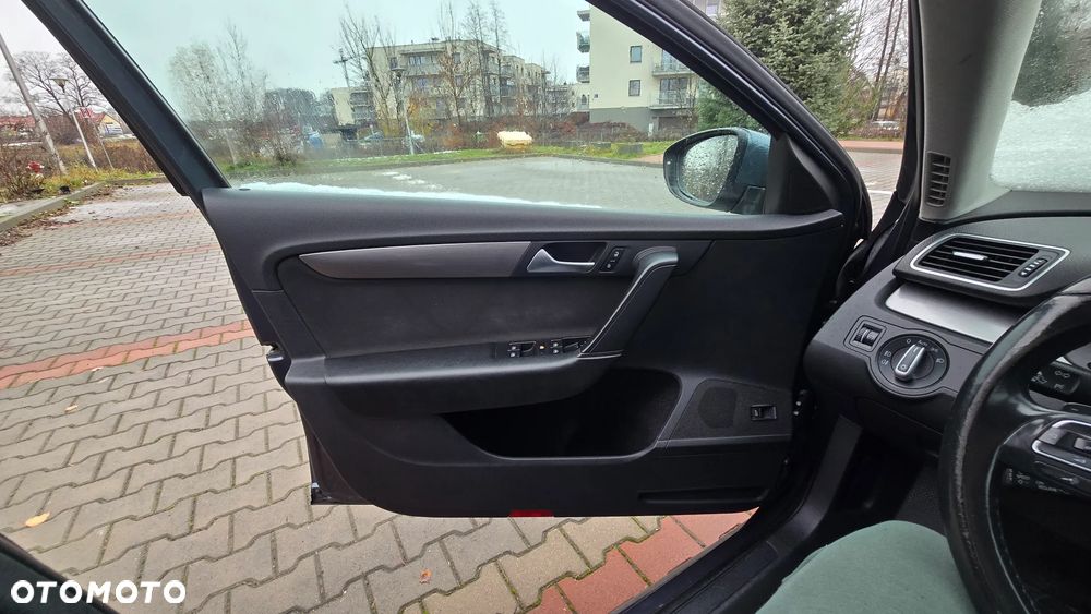 Volkswagen Passat - 16