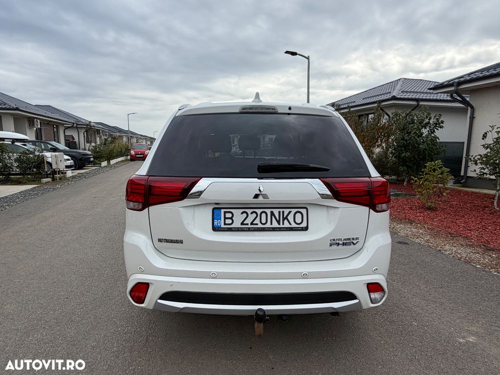 Mitsubishi Outlander 2.0 4WD Plug-In Hybrid - 16
