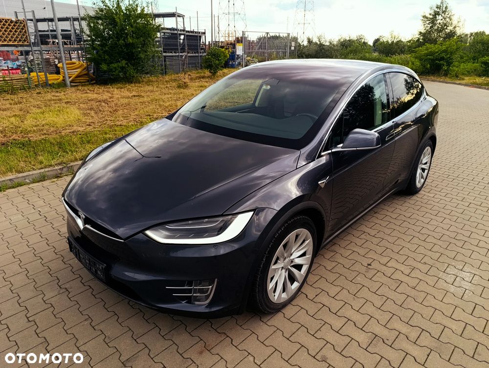 Tesla Model X - 10
