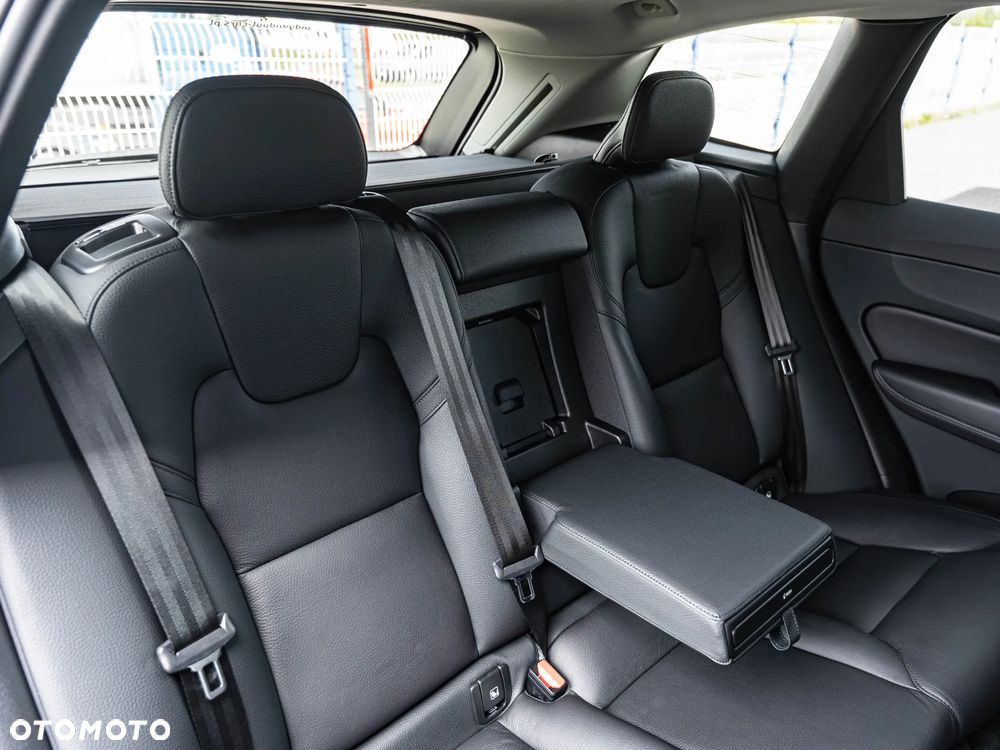 Volvo XC 60 B4 D Plus Dark - 26
