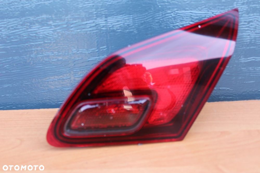 LAMPA PRAWY TYŁ W KLAPĘ OPEL ASTRA J HATCHBACK - 1