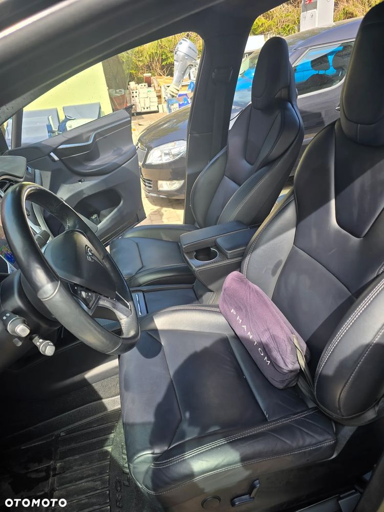 Tesla Model X - 17