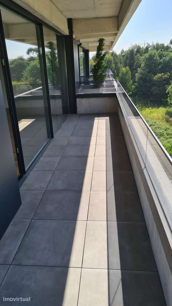 T2 totalmente mobilado e equipado | Terraço 35,79 m² | Garagem dupla - Grande imagem: 2/3