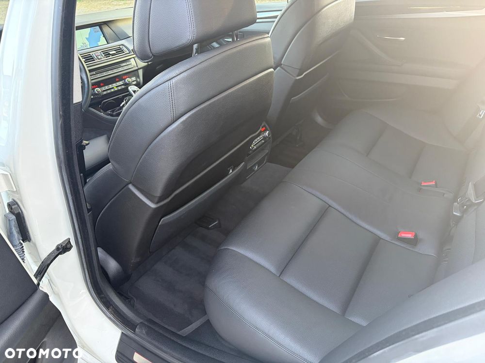 BMW Seria 5 550i - 12