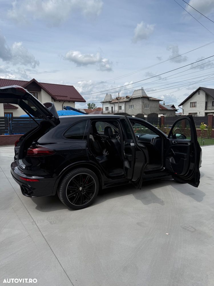 Porsche Cayenne 3.0 L - 7