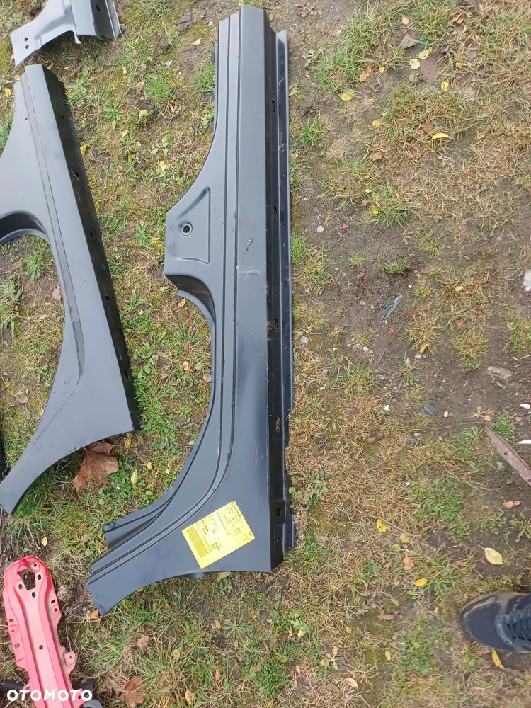 Słupek próg PRAWY Opel Astra IV J - 2