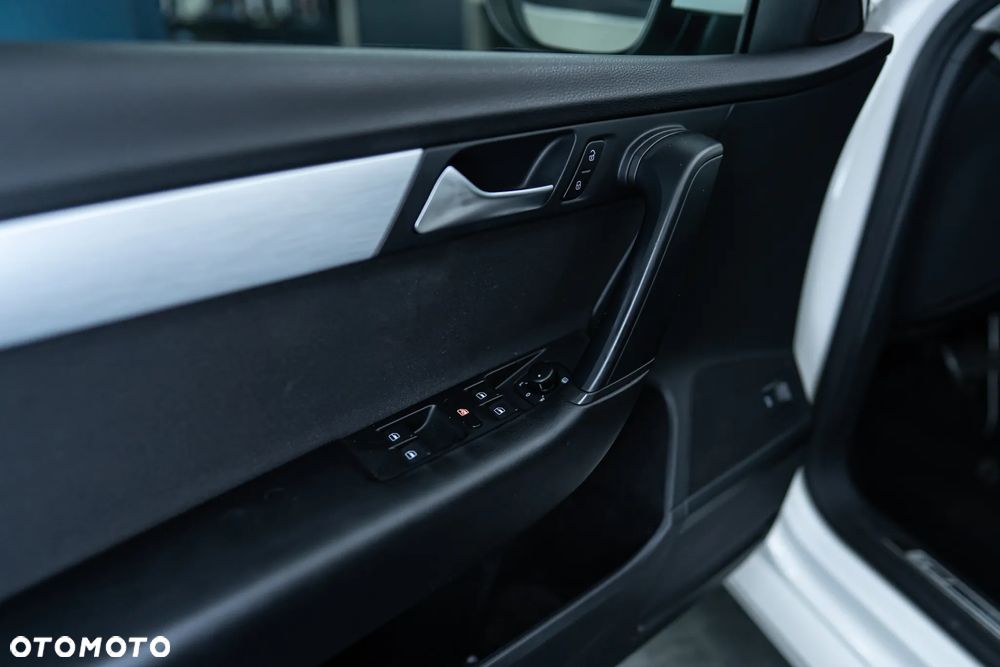 Volkswagen Passat 2.0 TDI DSG BlueMotion Technology R-Line - 32