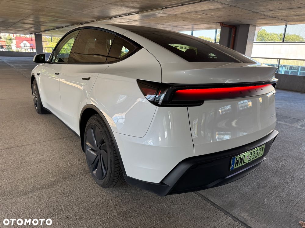 Tesla Model Y - 11
