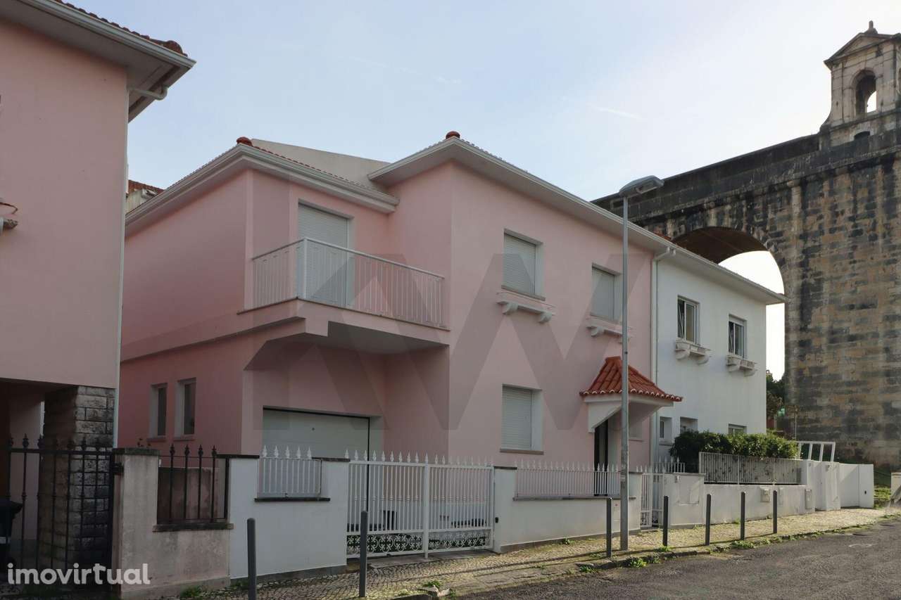 Moradia T3  Fora de Série em Campolide com vista do Aqueduto com anexo - Grande imagem: 2/60