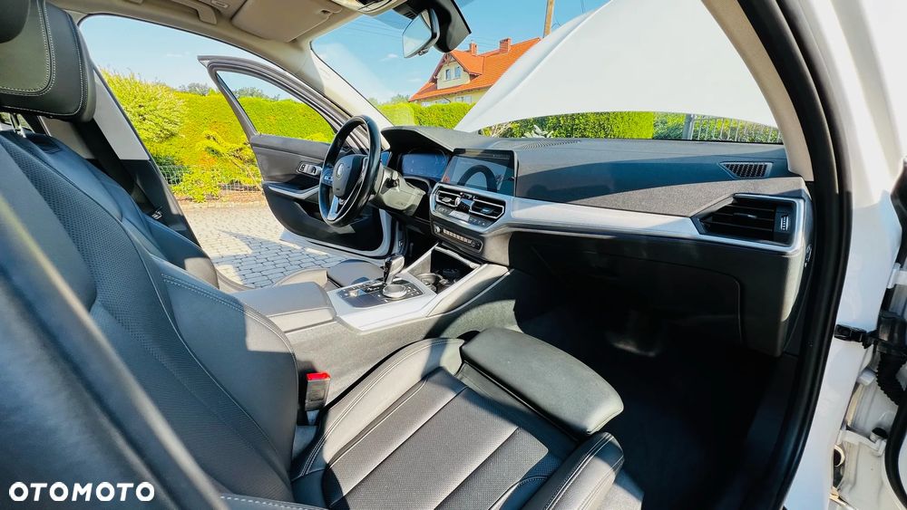 BMW Seria 3 320d xDrive Luxury Line sport - 12