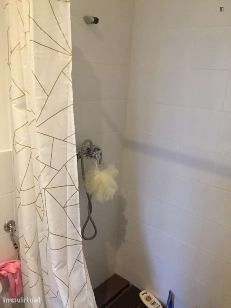Quarto - localizado em Paranhos Porto - Grande imagem: 2/9