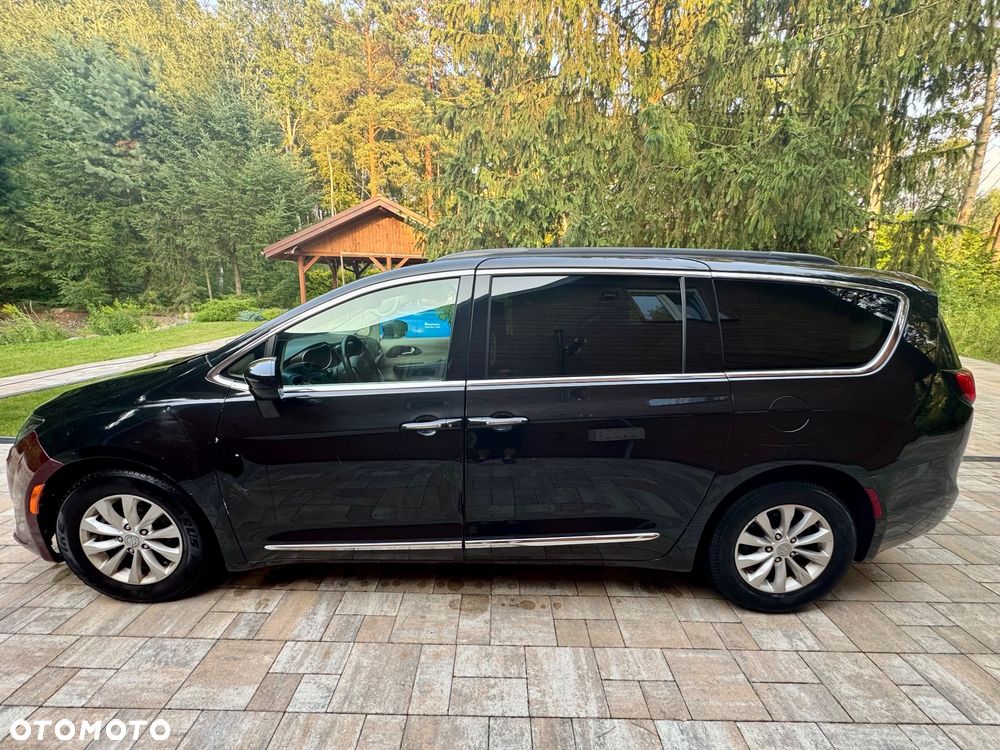 Chrysler Pacifica - 4