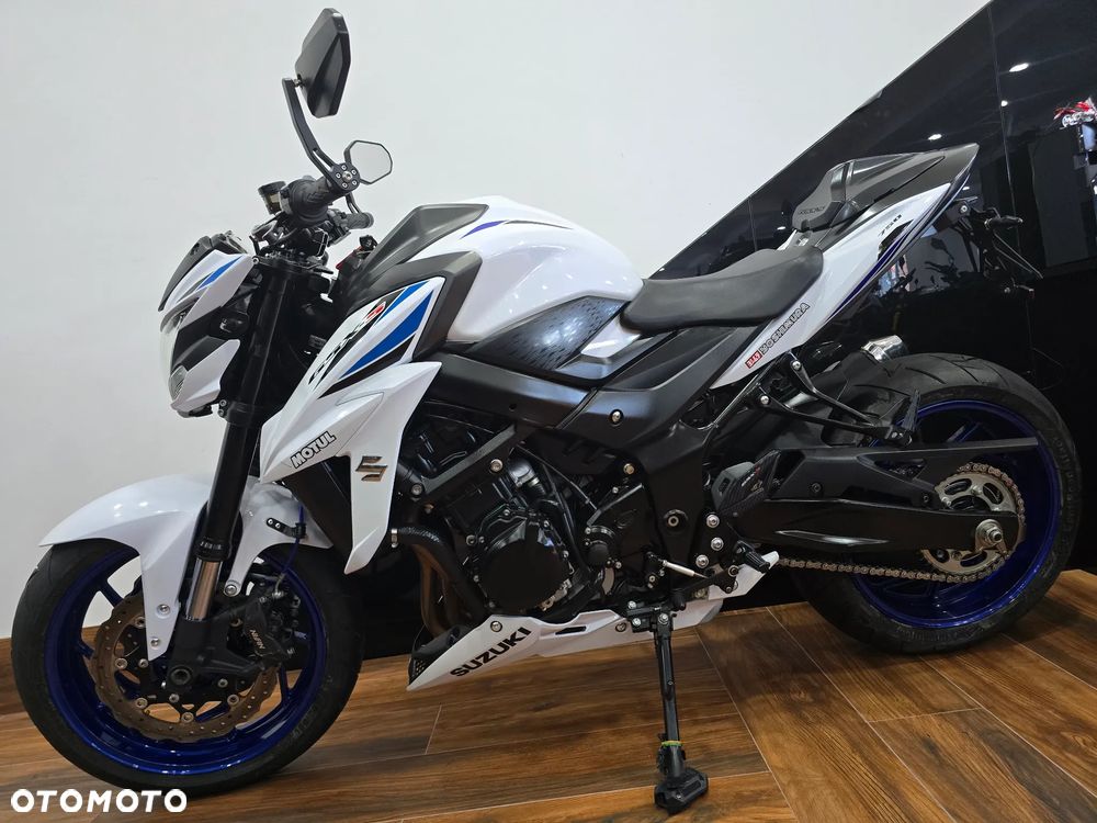 Suzuki GSX - 26