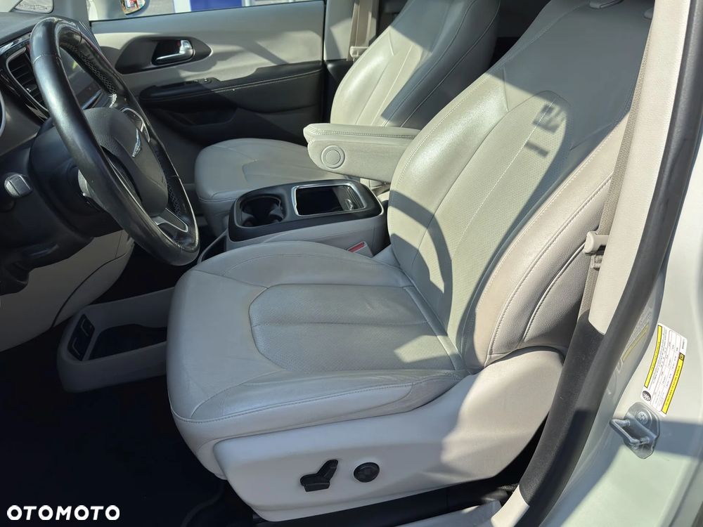 Chrysler Pacifica - 11