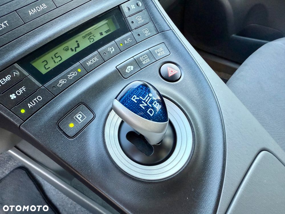 Toyota Prius (Hybrid) Life - 25
