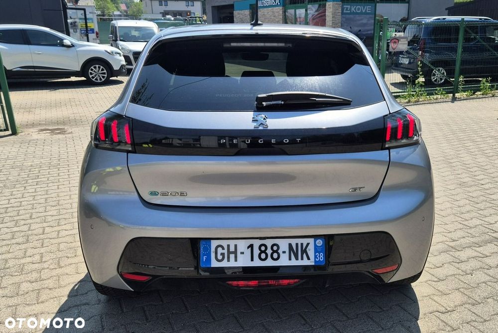 Peugeot 208 - 8