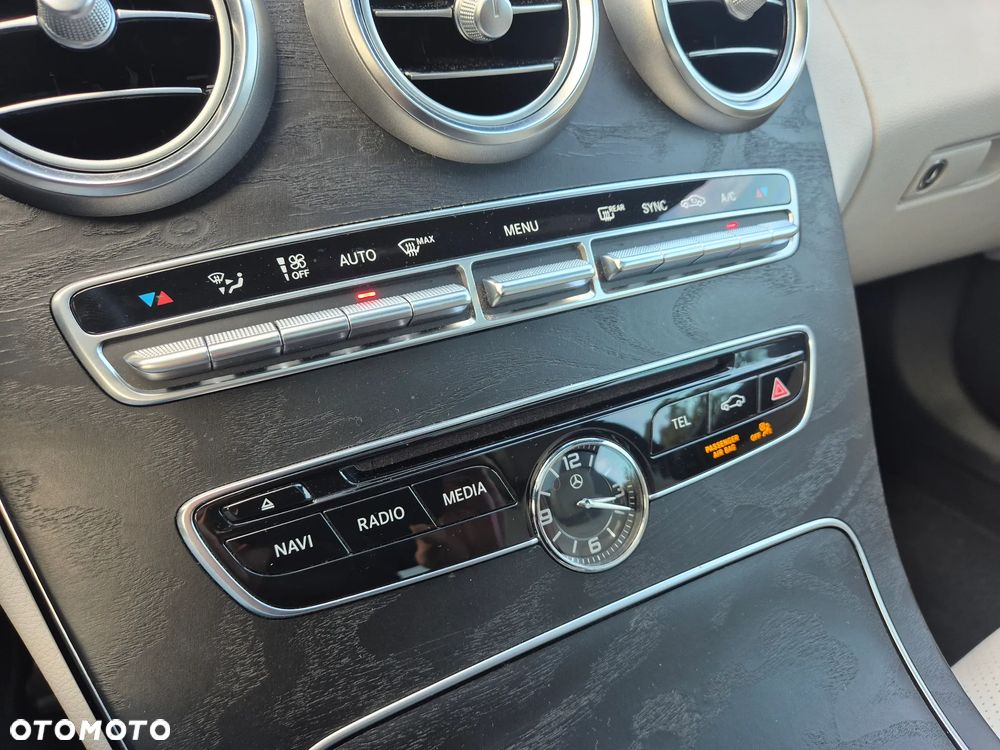 Mercedes-Benz Klasa C 300 9G-TRONIC AMG Line - 33