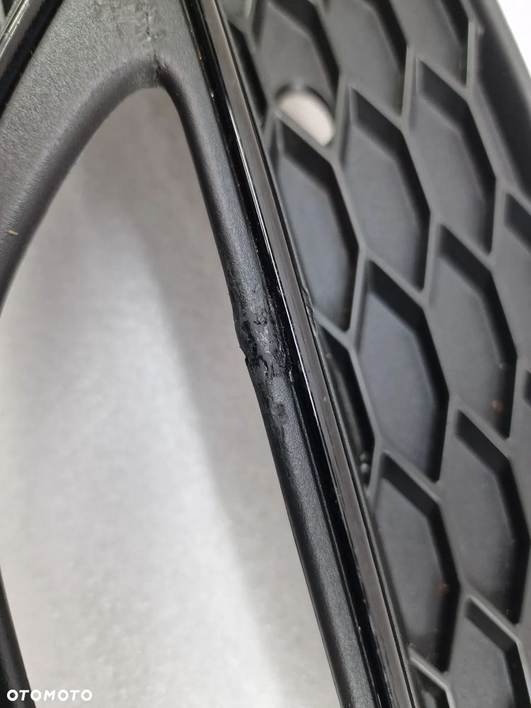 AUDI A3 / S3 8V / 8V3 S-LINE 12- PRAWA KRATKA BOCZNA ZDERZAKA PRZEDNIEGO PRZÓD , NR 8V3807682G , NR AUKCJI E/2 - 7