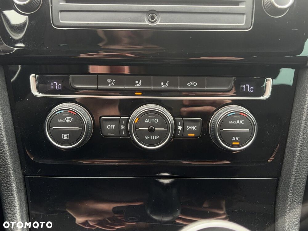 Volkswagen Golf - 22