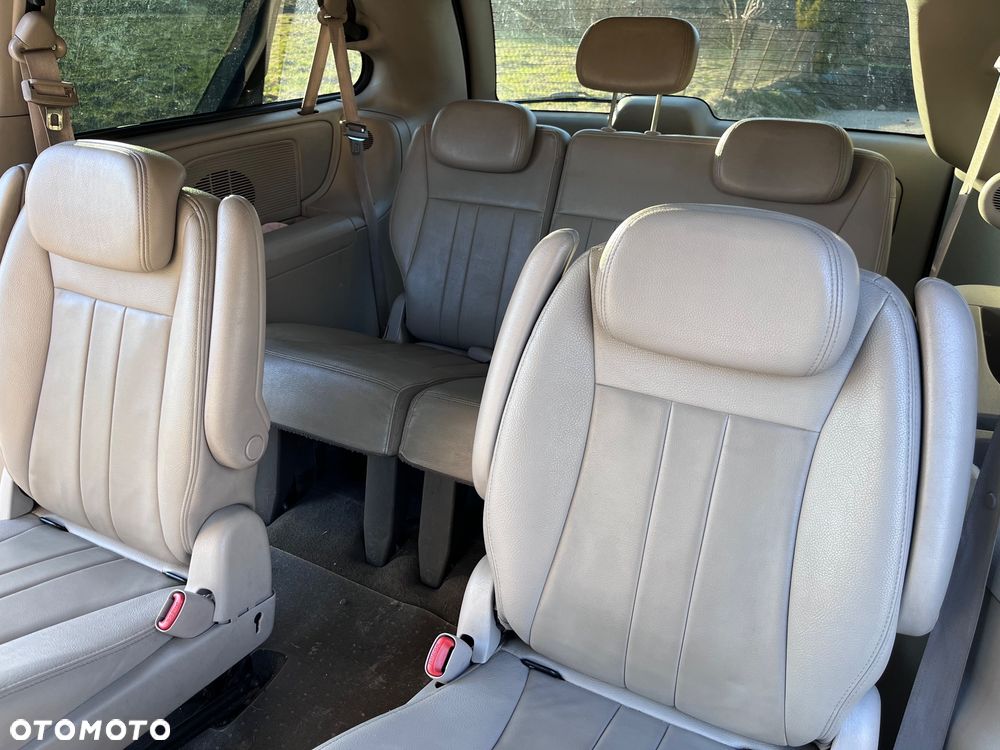Chrysler Town & Country - 6
