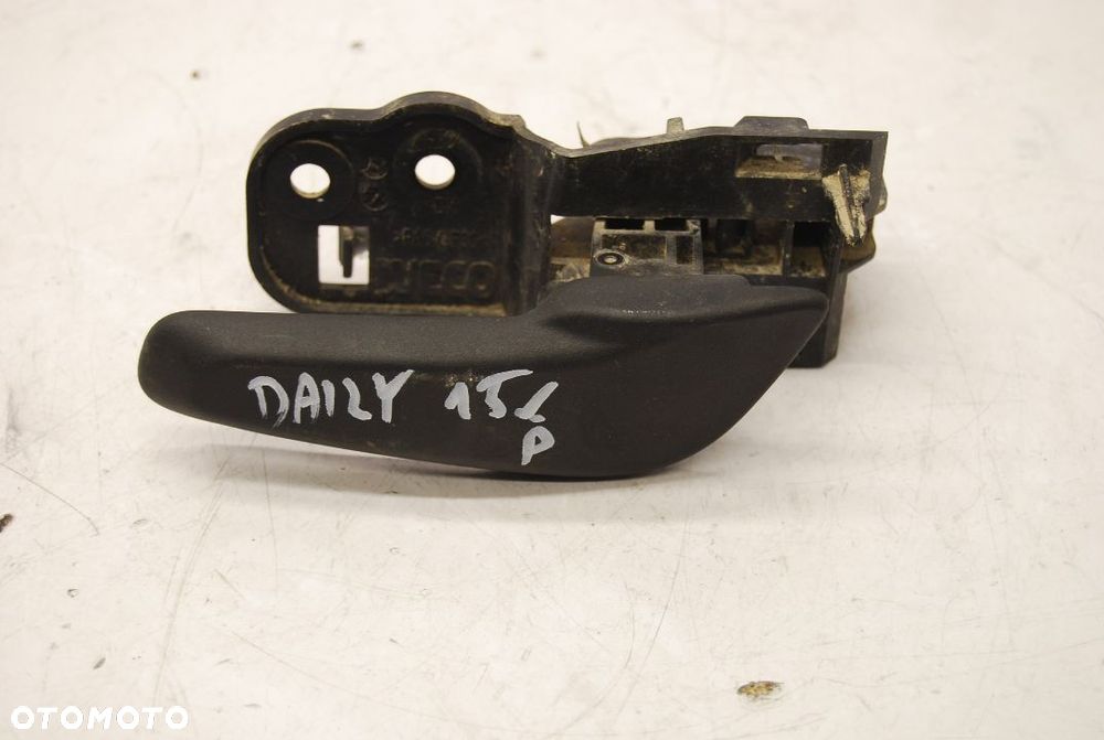 KLAMKA DRZWI WEWNĘTRZNA LEWY PRZÓD IVECO DAILY IV 2015R. - 1