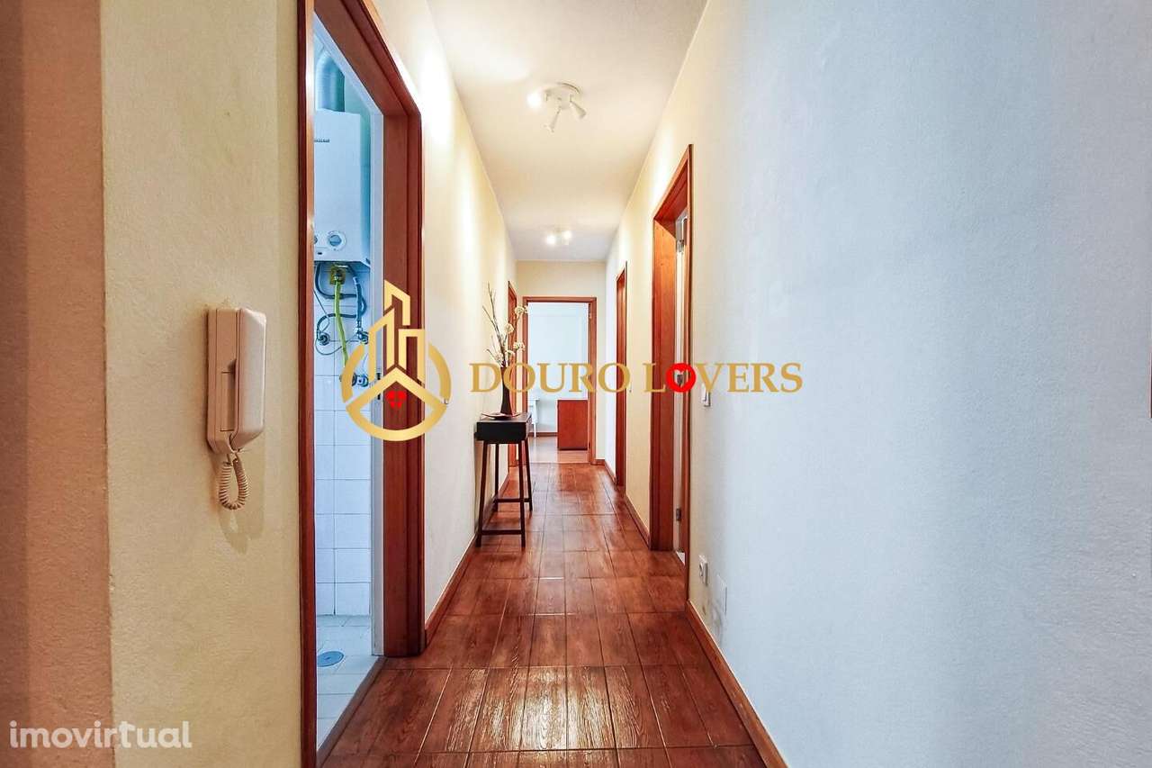 T2 c/ varanda junto ao Polo Universitário e Hospital S. João - Grande imagem: 2/27