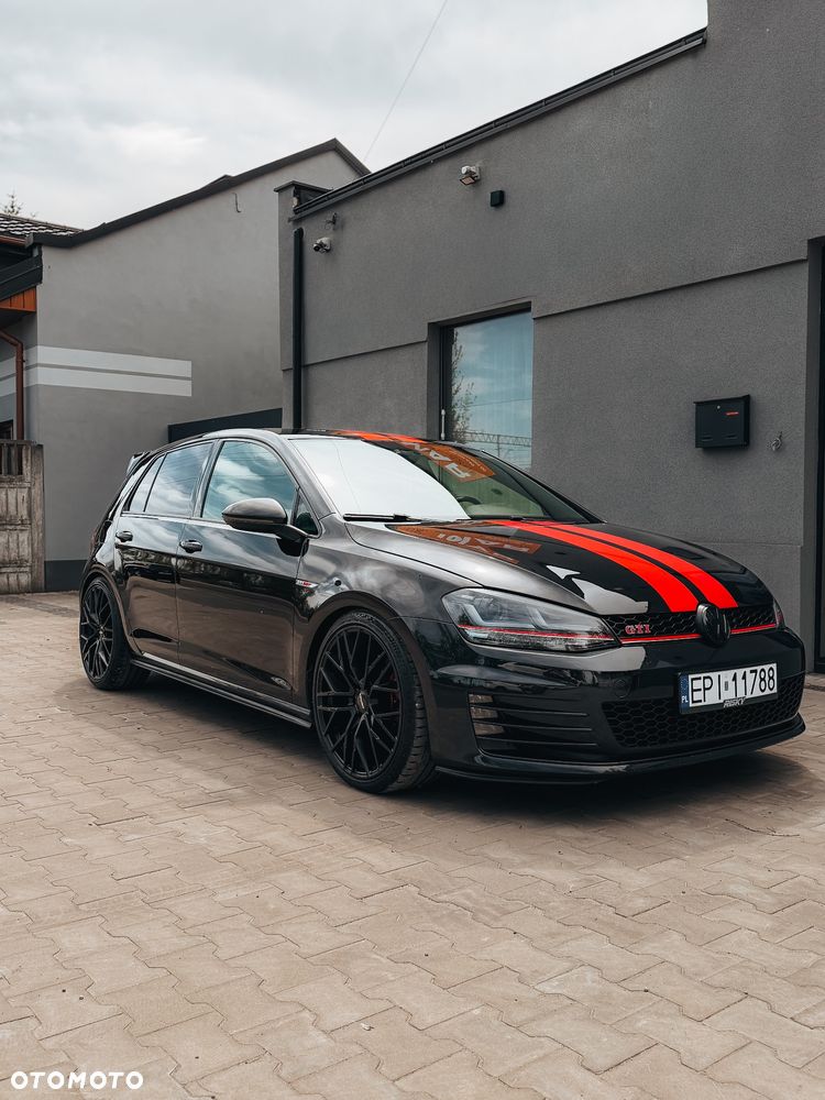 Volkswagen Golf - 1