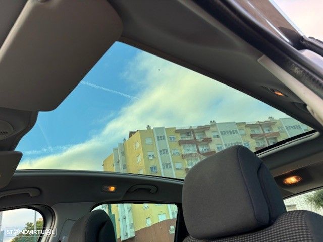 Peugeot 5008 1.6 E-HDi 7L Allure 2-Tronic - 24