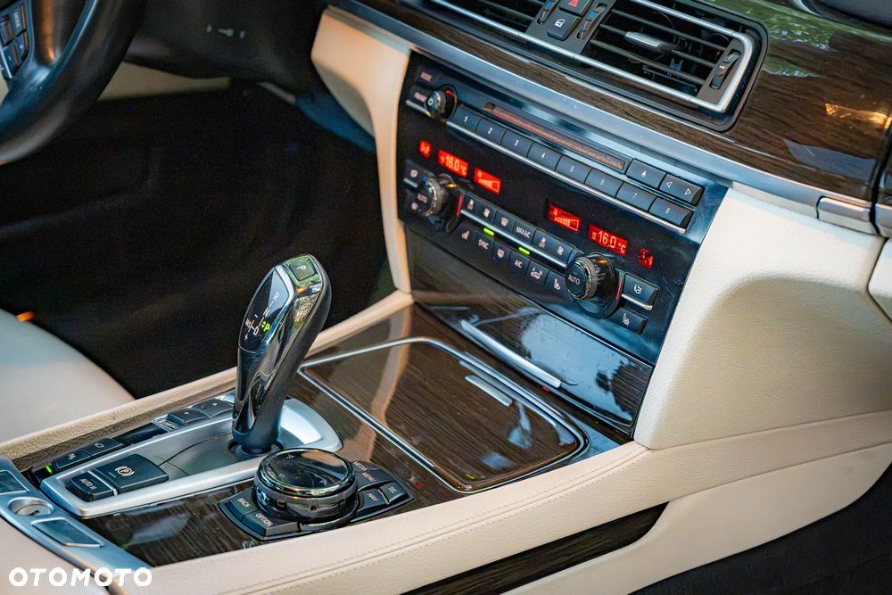 BMW Seria 7 740Li Edition Exclusive - 11