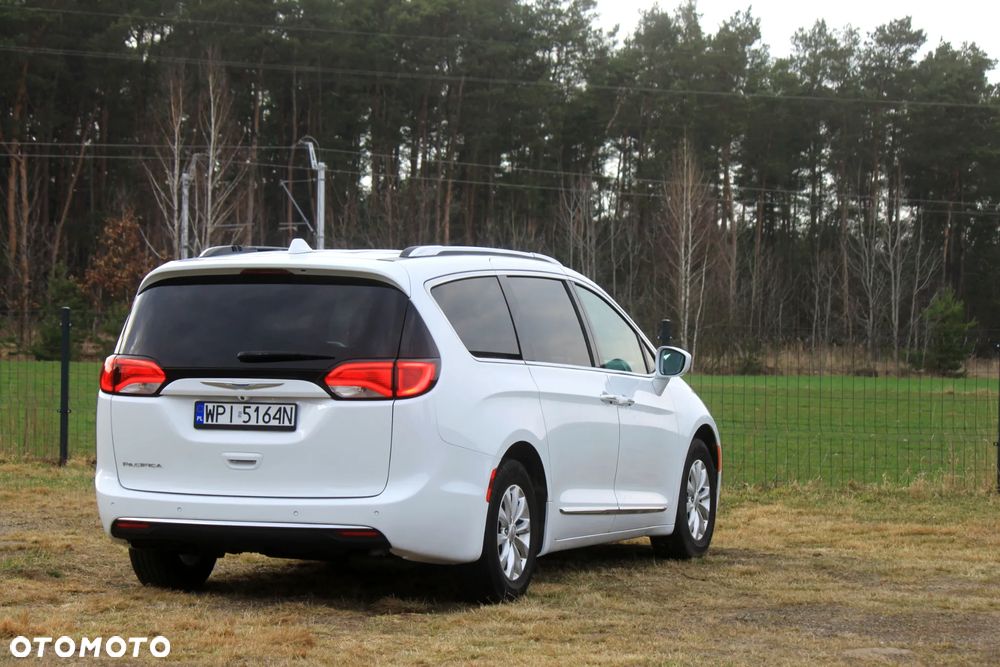 Chrysler Pacifica - 4