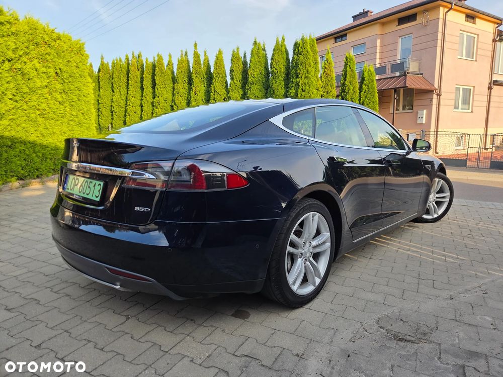 Tesla Model S 85 D - 10