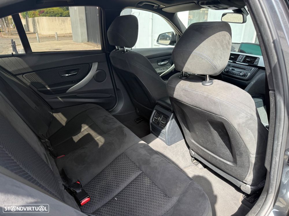 BMW 320 d Auto Pack M - 17