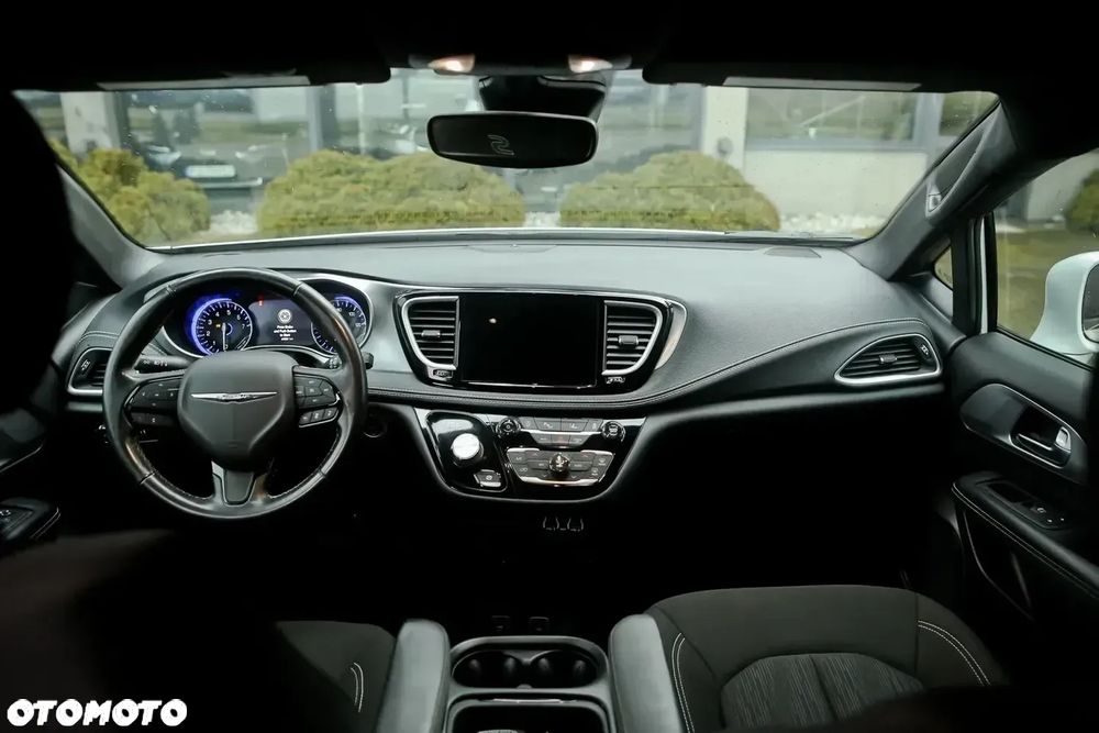 Chrysler Pacifica - 11