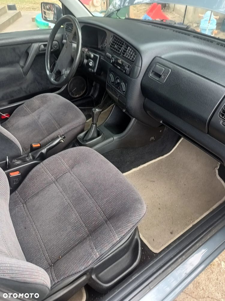 Volkswagen Vento 1.8 GL - 23