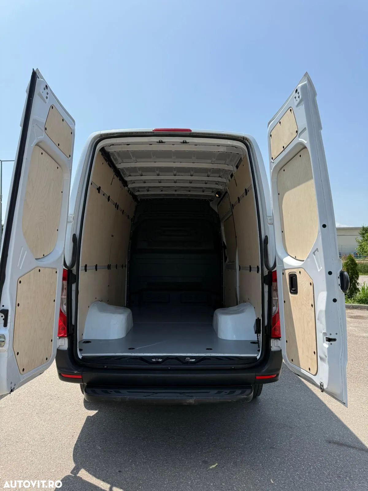 Mercedes-Benz Sprinter - 20
