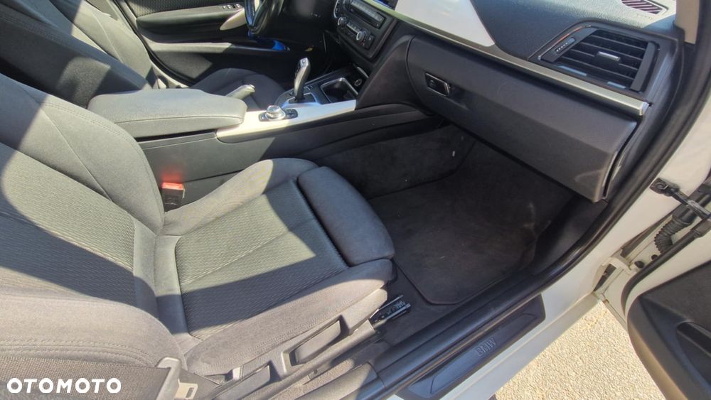 BMW Seria 3 318d DPF Touring - 6