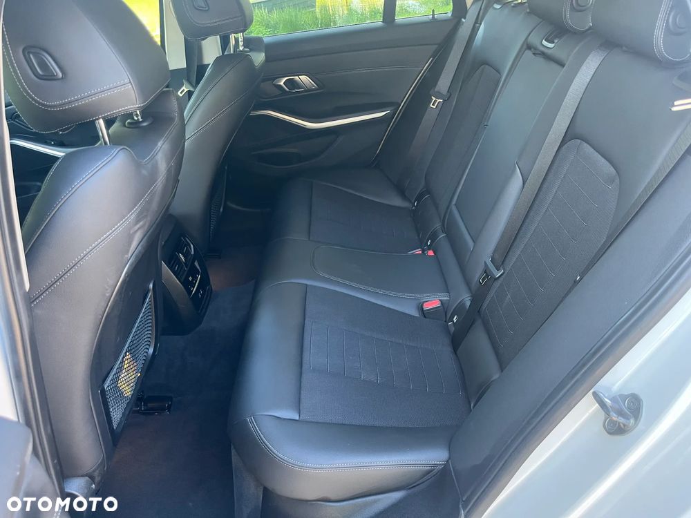 BMW Seria 3 320d mHEV - 17