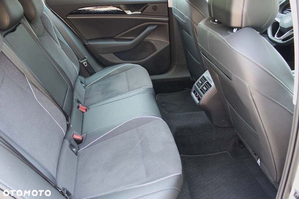Volkswagen Passat - 16