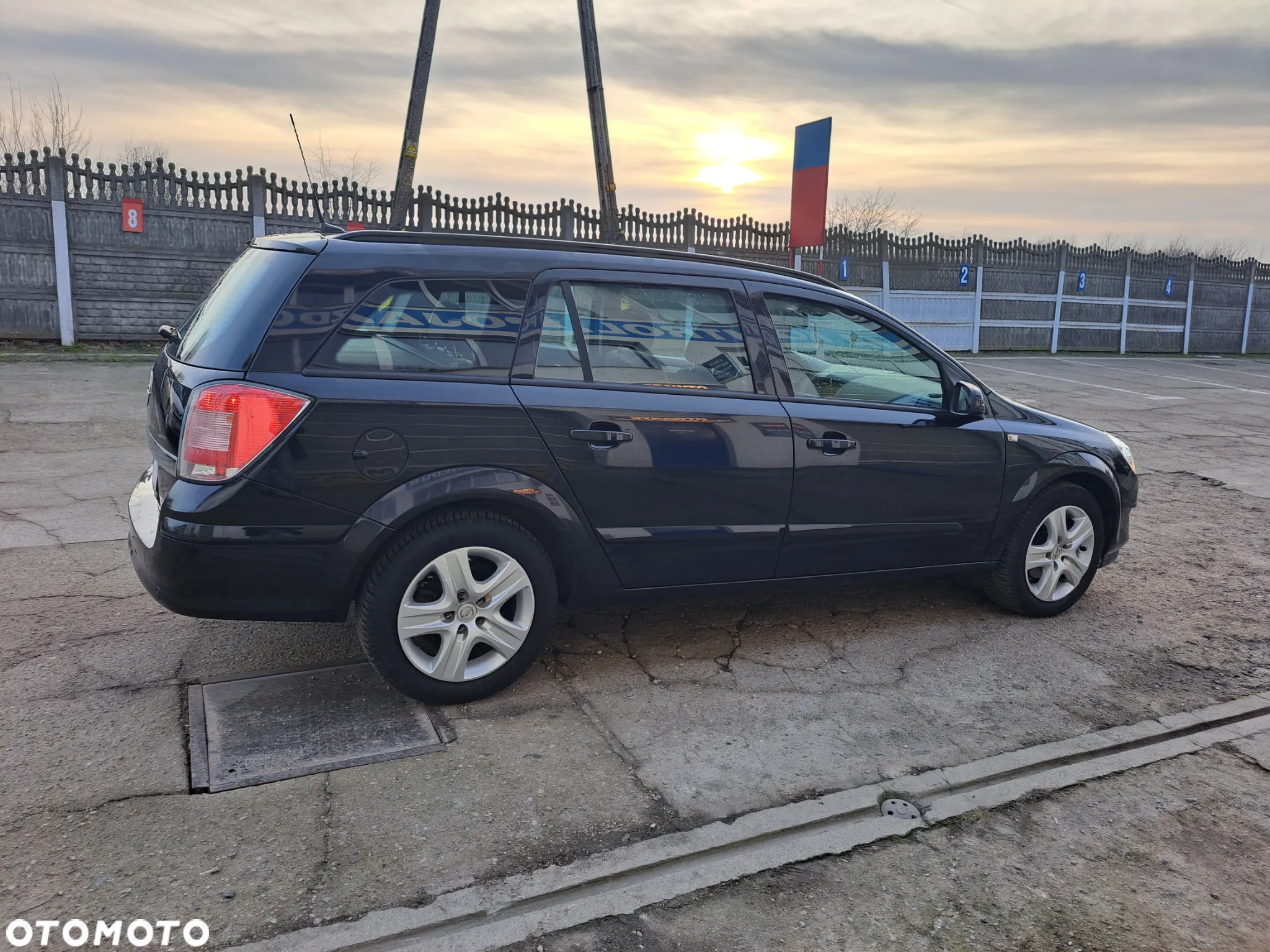 Opel Astra 1.6 Caravan NAVI - 17