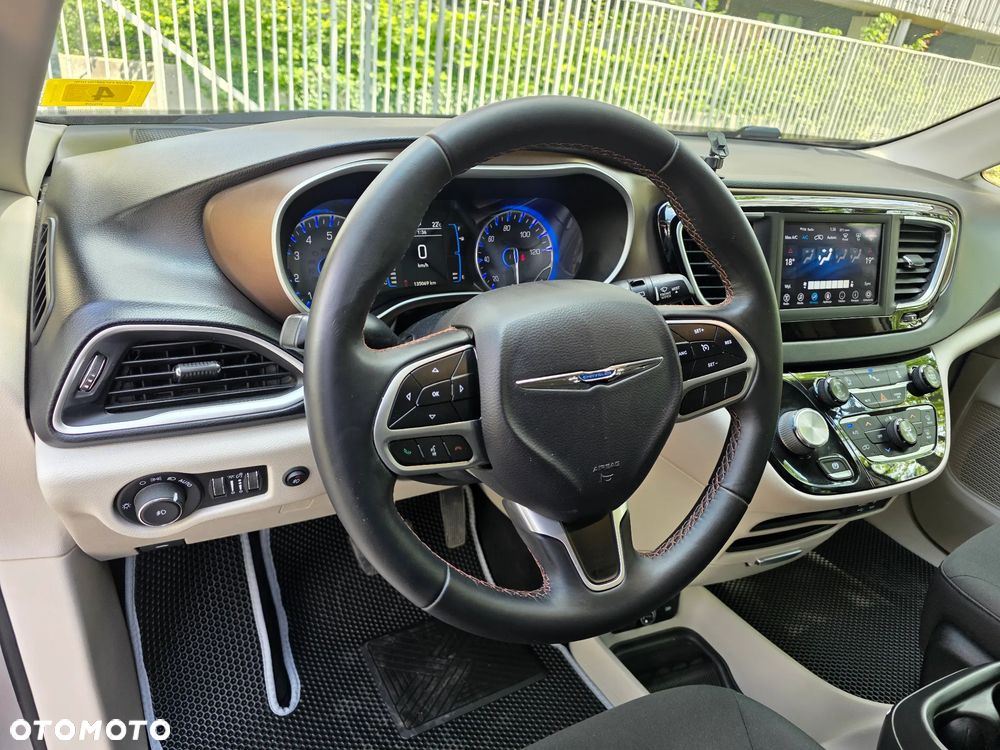 Chrysler Pacifica - 7
