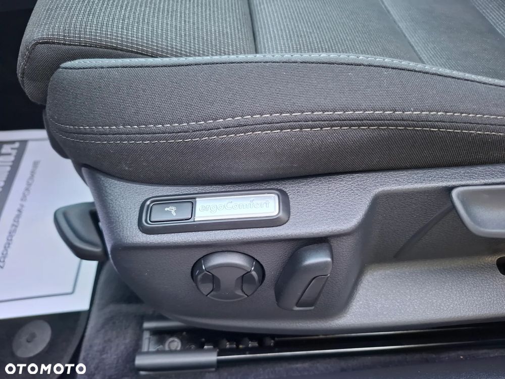 Volkswagen Passat 2.0 TDI SCR DSG Conceptline - 24